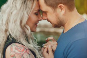 Le Coup de Foudre : Une Histoire d’Hormones
