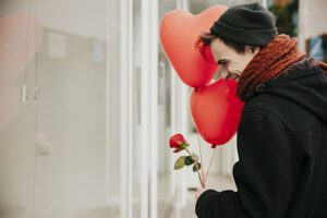 Love Bombing sur les Sites de Rencontre : Comment le Reconnaître