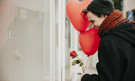 Love Bombing sur les Sites de Rencontre : Comment le Reconnaître