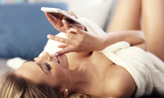 Comment commencer une conversation sur Tinder (sans te faire ghoster… pis peut-être même te faire scorer)